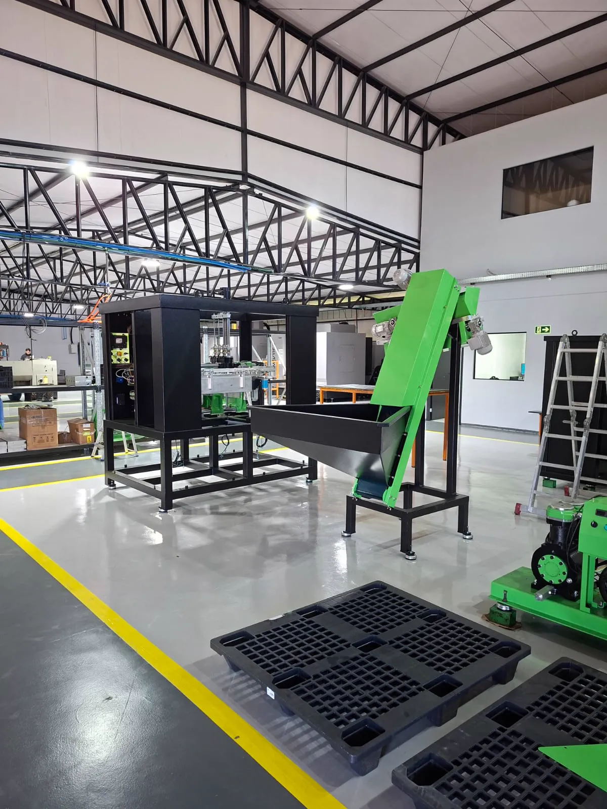 Sopradora PET JBL com elevador de preformas