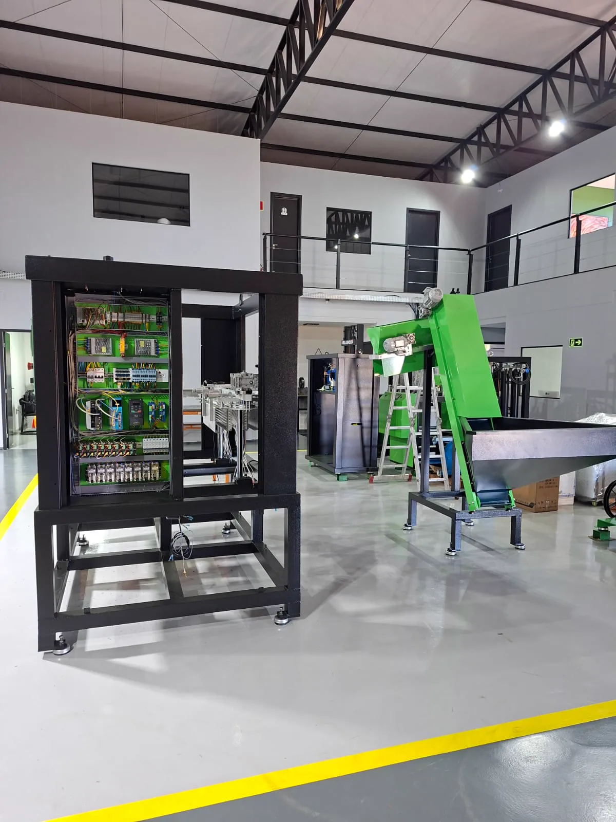 Quadro elétrico da sopradora PET JBL e elevador de preformas